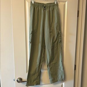 Nike Women’s Olive Cargo Pants size small